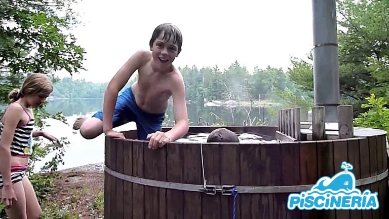 Disfrutando del Jacuzzi de Madera al Aire Libre